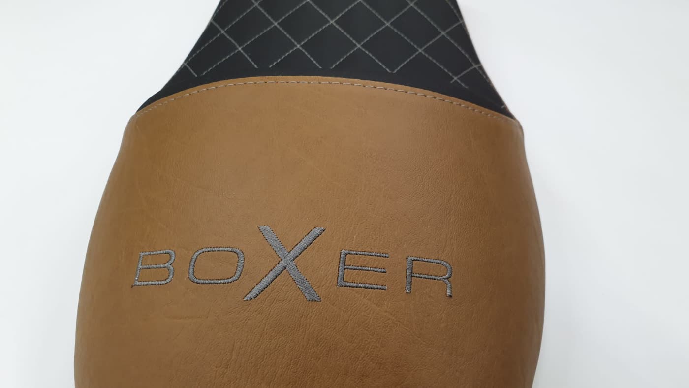 Nahaufnahme "BOXER"-Stickerei auf cognac-farbenem Leder