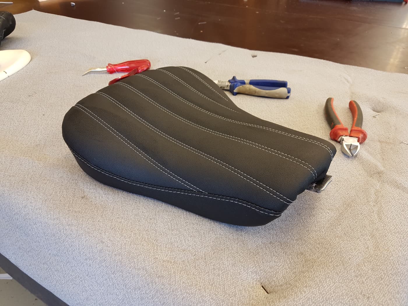 Motorradsitz schwarz Streifennaht neu