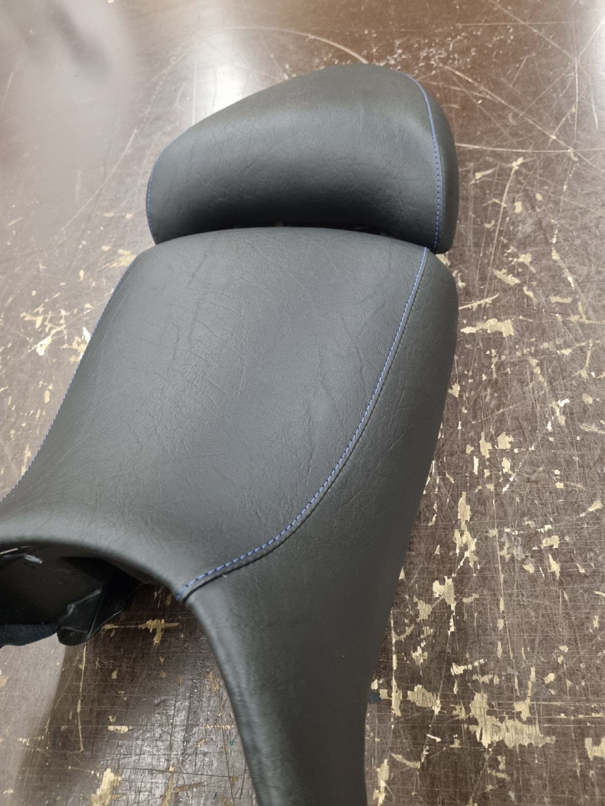 Schwarze Sitzbank mit blauer Naht, Detailaufnahme