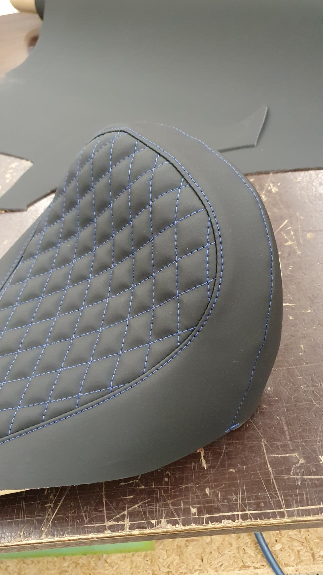 Schwarze Sitzbank mit blauer Naht, Nahaufnahme Spitze