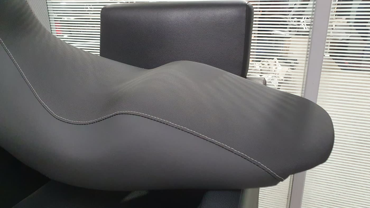 Schwarze geschwungene Sitzbank mit Rückenlehne, Detail