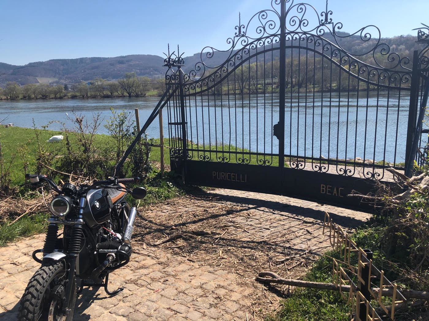 Umgebautes Motorrad braune Sitzbank am Tor