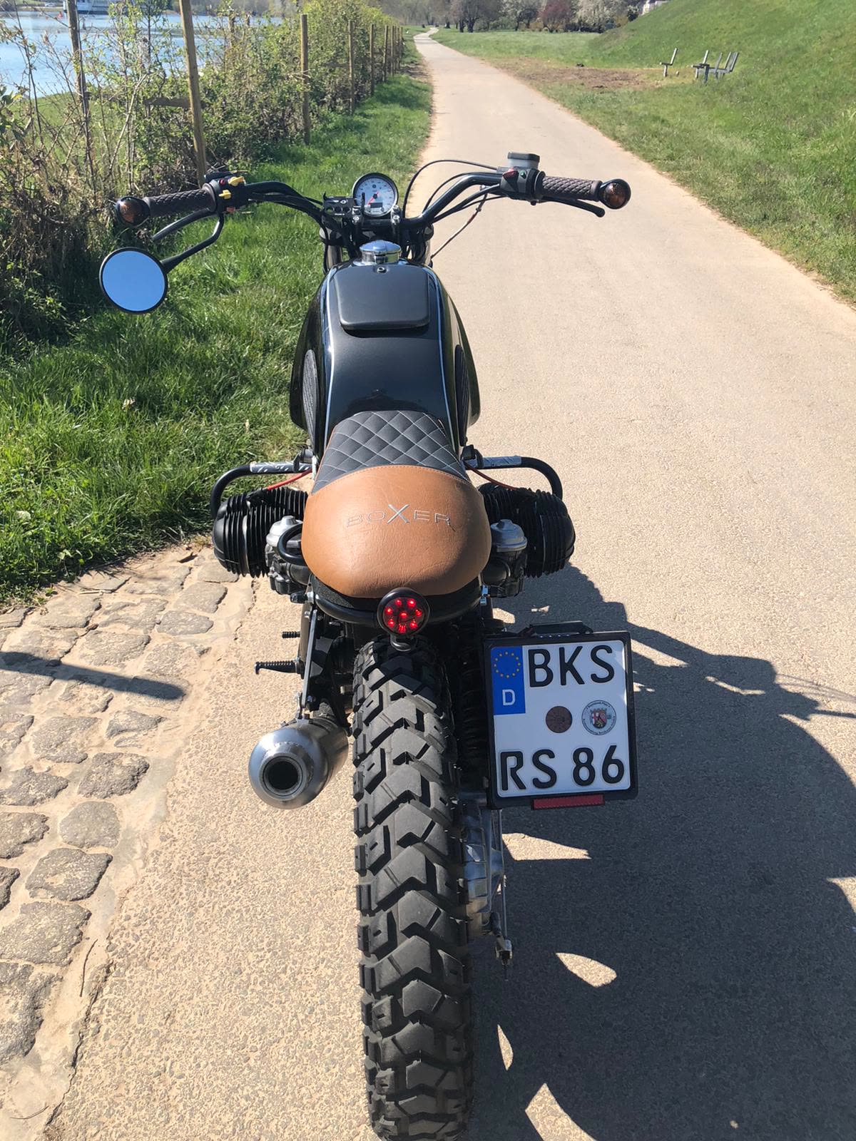 Motorrad Hinterrad mit brauner Sitzbank
