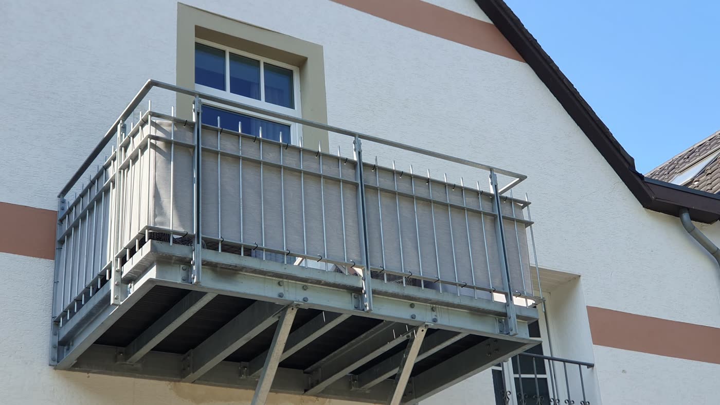 Balkon-Sichtschutzbespannung an Hausfassade montiert
