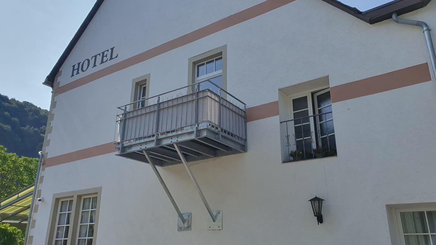 Sichtschutz-Bespannung an Hotelbalkon montiert