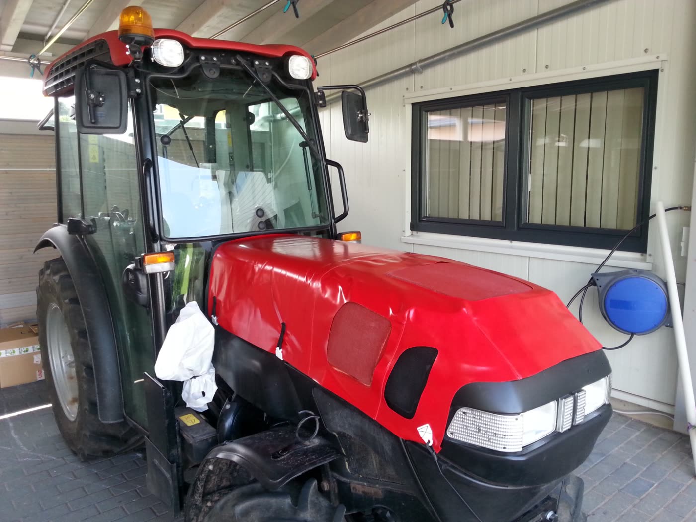Roter Traktor Motorhaubenbezug komplett montiert