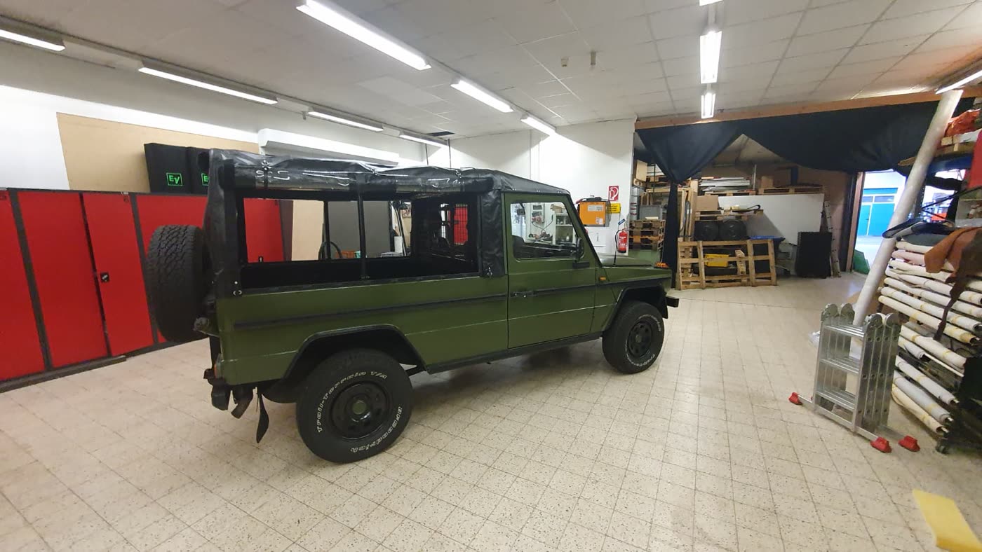 Grüner Mercedes G-Klasse Pickup mit Verdeck-Plane