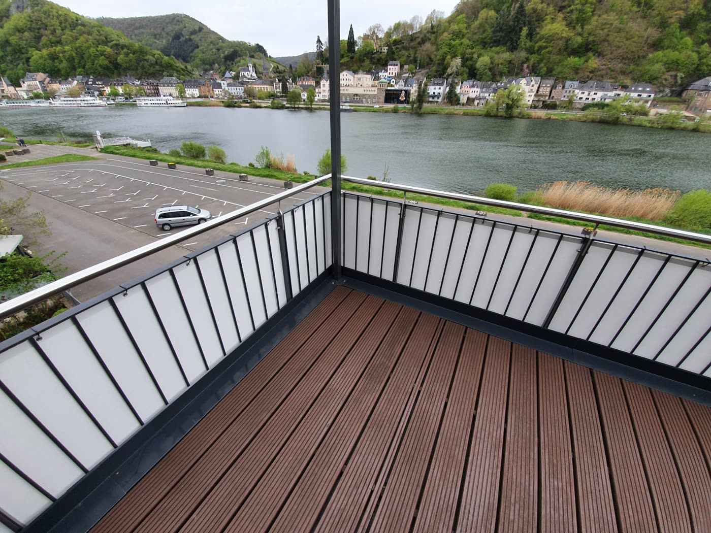 Balkon mit Sichtschutz-Paneelen, Flussblick