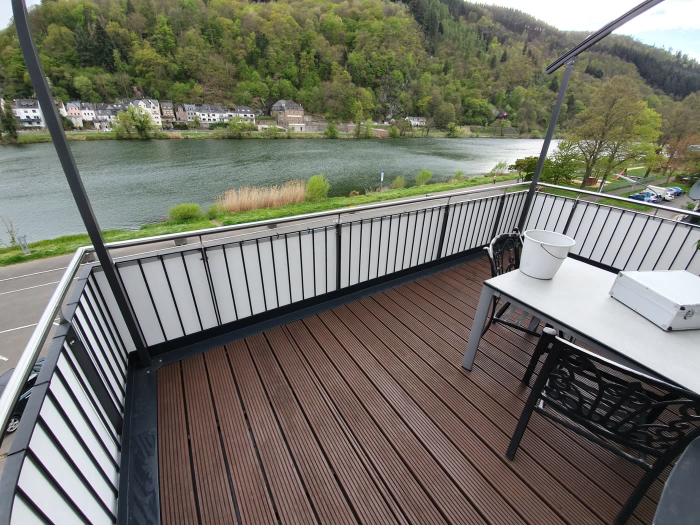 Balkon mit Sichtschutz-Paneelen von oben, Flussblick