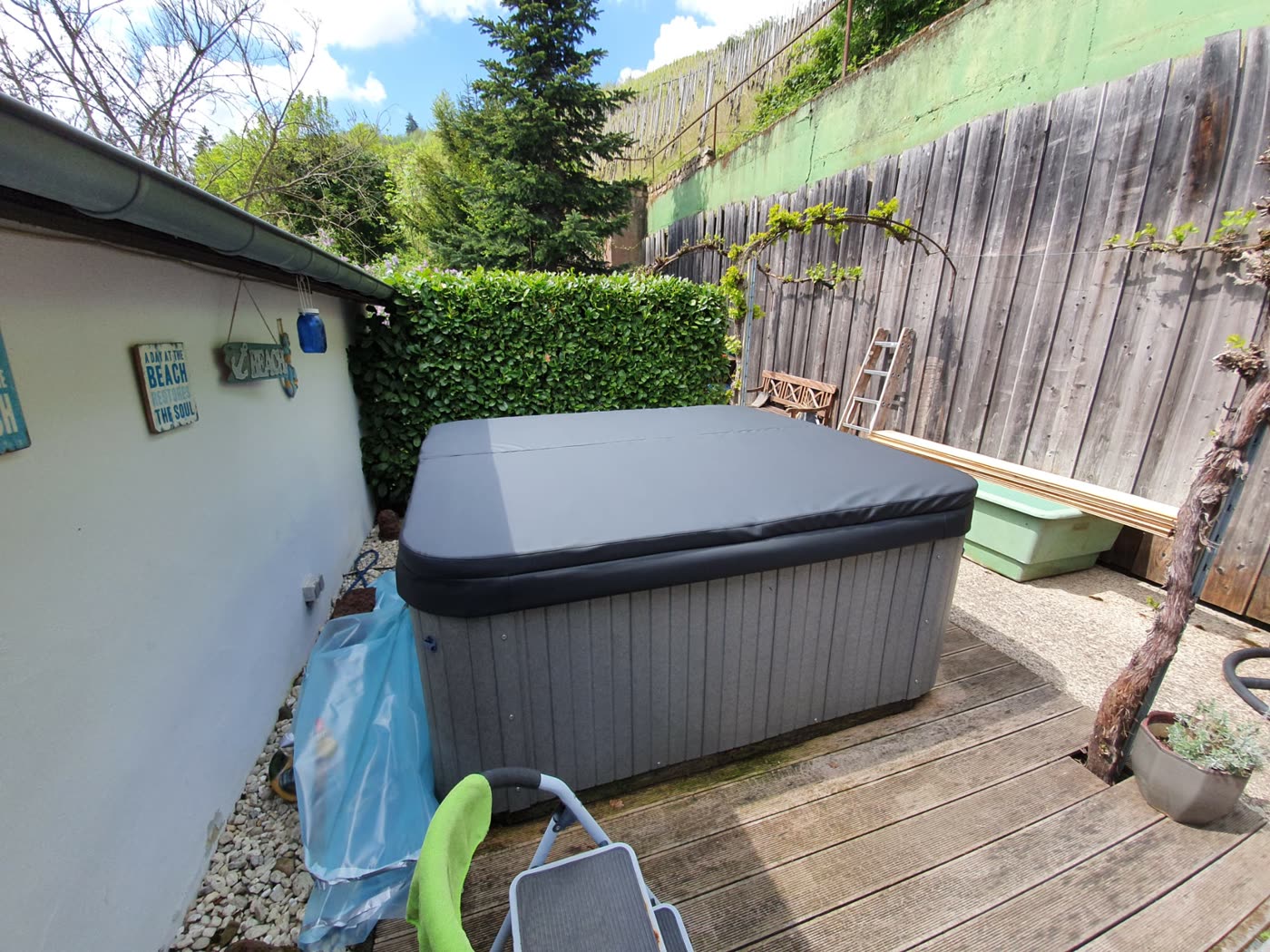 Whirlpool-Abdeckung im Garten, thematisch grenzwertig fuer Balkon-Kategorie