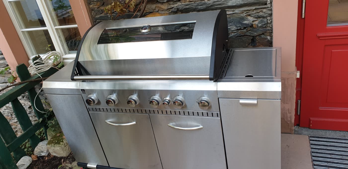 Gasgrill ohne Abdeckung vor Hauseingang