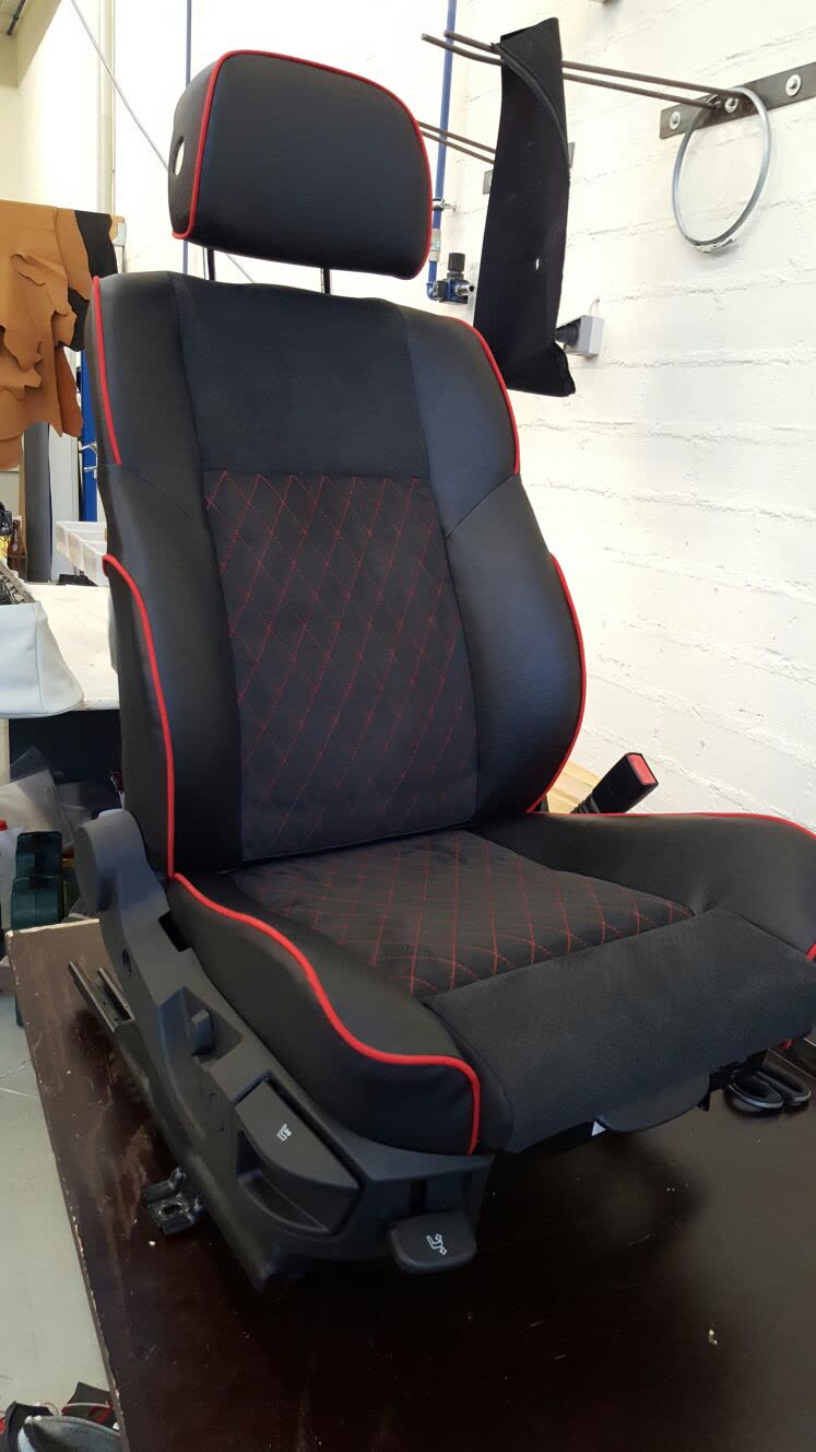 Autositz schwarz rote Rautennaht neu