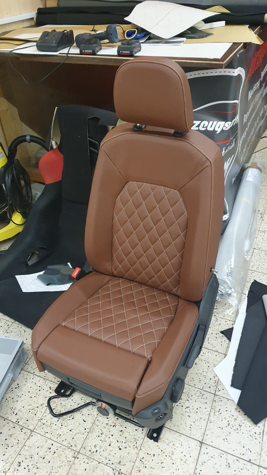 Einzelner Autositz braun Diamantsteppung, fertig neu bezogen