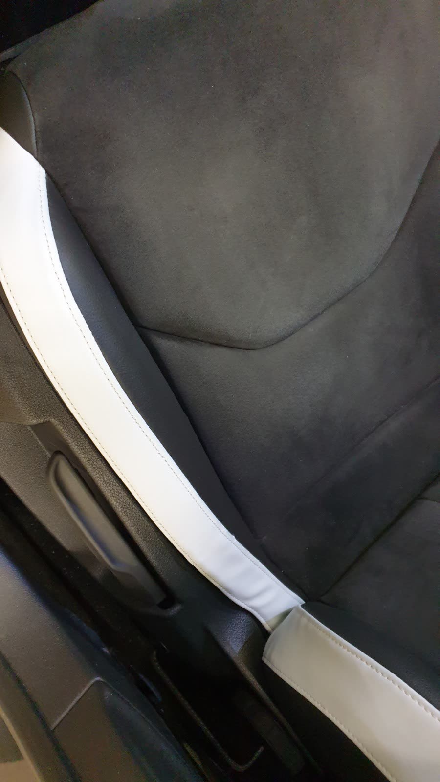 Autositz Nahaufnahme Alcantara mit weißem Leder