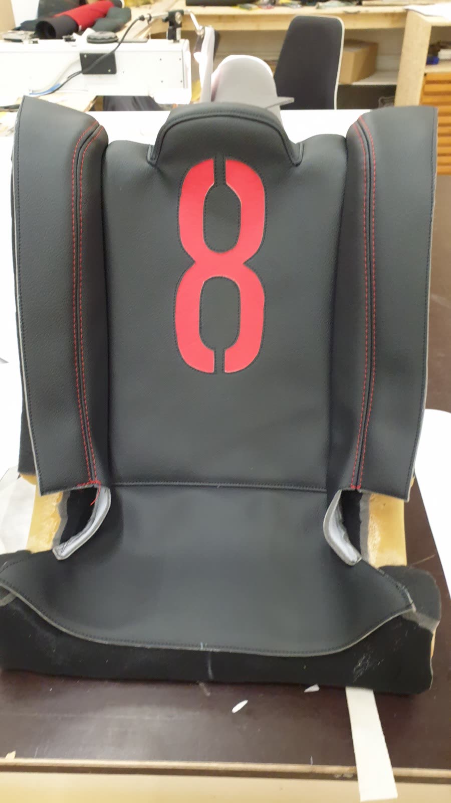Sitz schwarz mit roter Nummer 8 Applikation