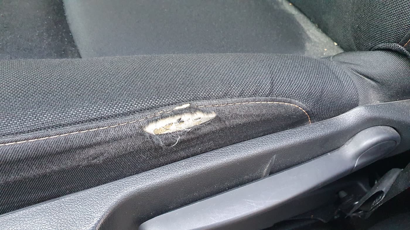 Kleiner Riss an schwarzem Sitzrand, Nahaufnahme