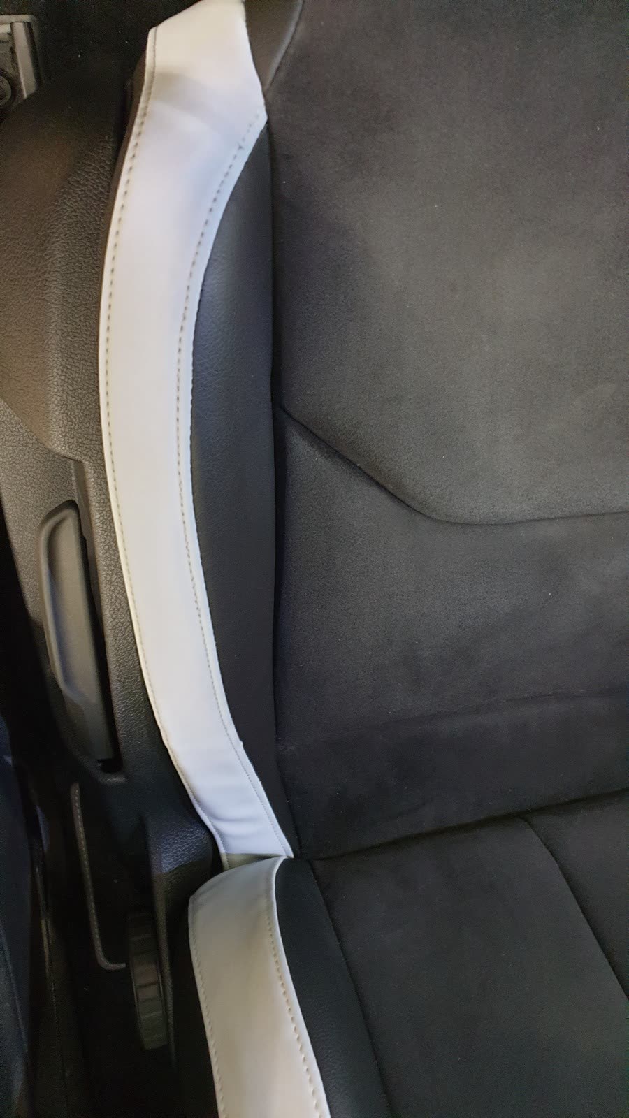 Autositz Seitennaht Detail weiß-schwarz