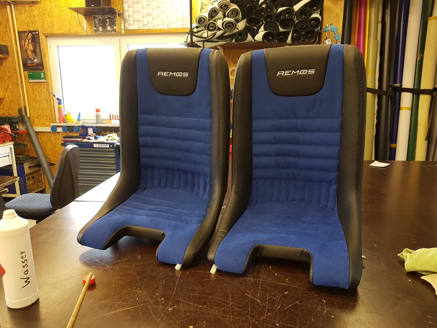 Zwei REMOS Flugzeugsitze blau schwarz neu