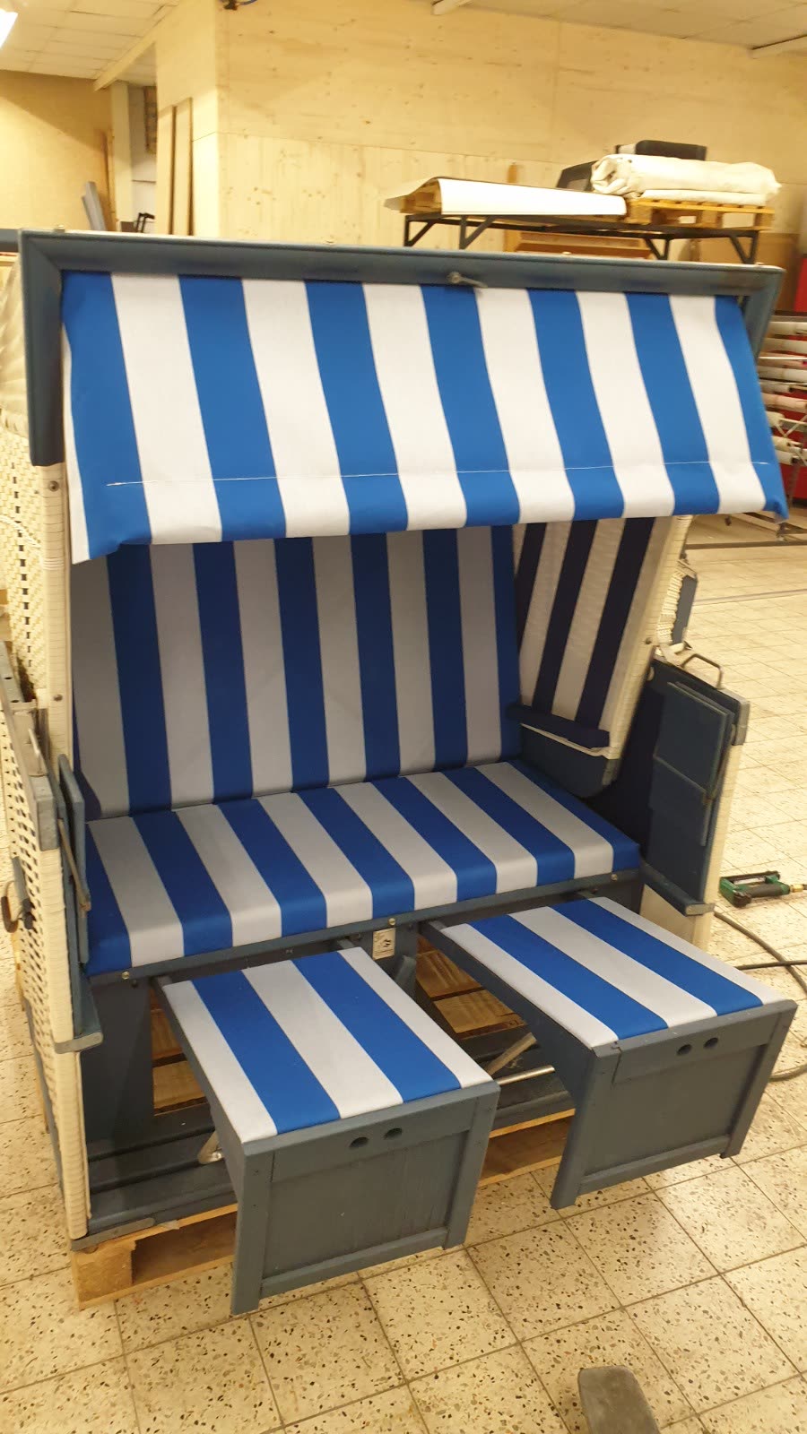 Strandkorb fertig blau-weiß gestreift