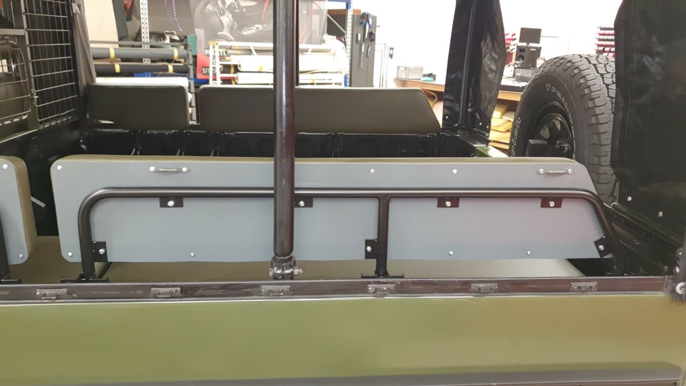 Ladefläche mit Sitzbänken, Ersatzrad, Offroad-Pickup