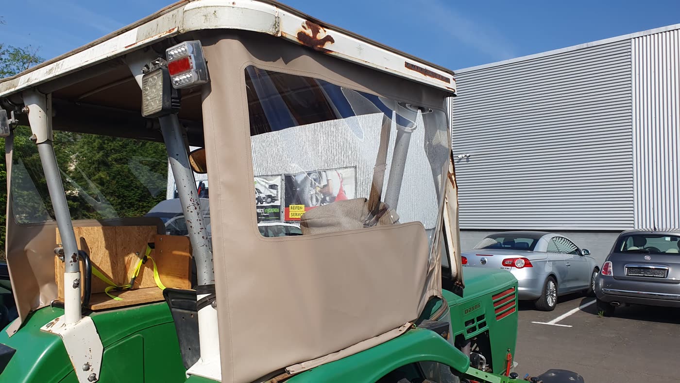 Nachher – Neues beiges Traktor-Verdeck montiert, sonnig