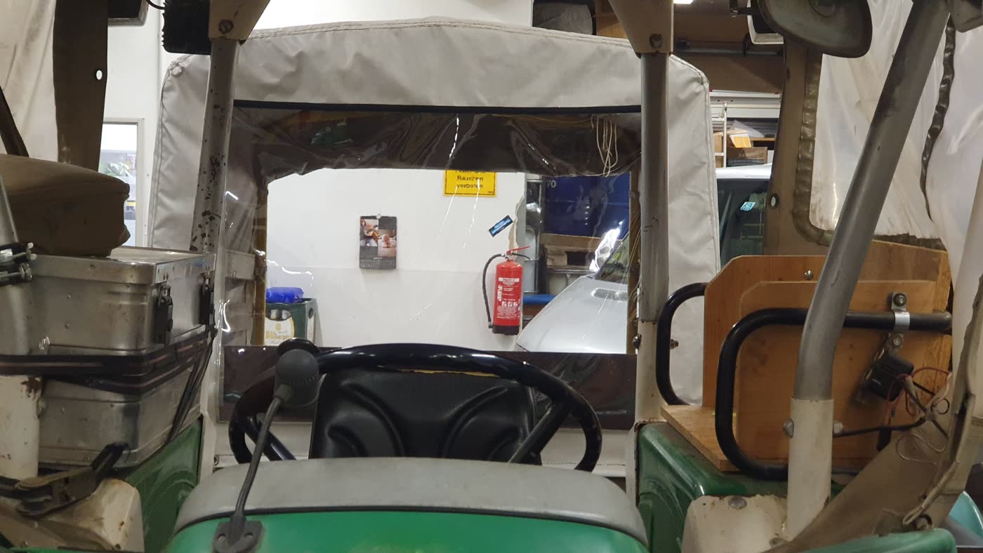 Neues weißes Verdeck, Blick durchs Fenster in Werkstatt