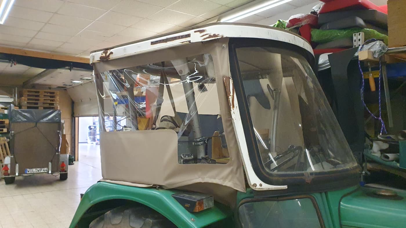 Neues beiges Verdeck an Traktor, Werkstatt-Innenansicht