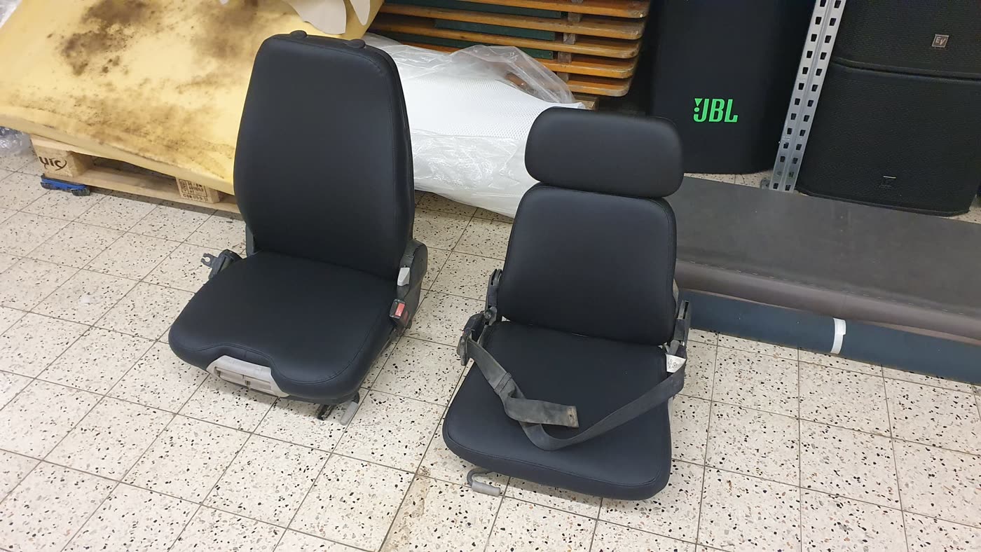 Zwei schwarze Traktorsitze mit Kopfstütze