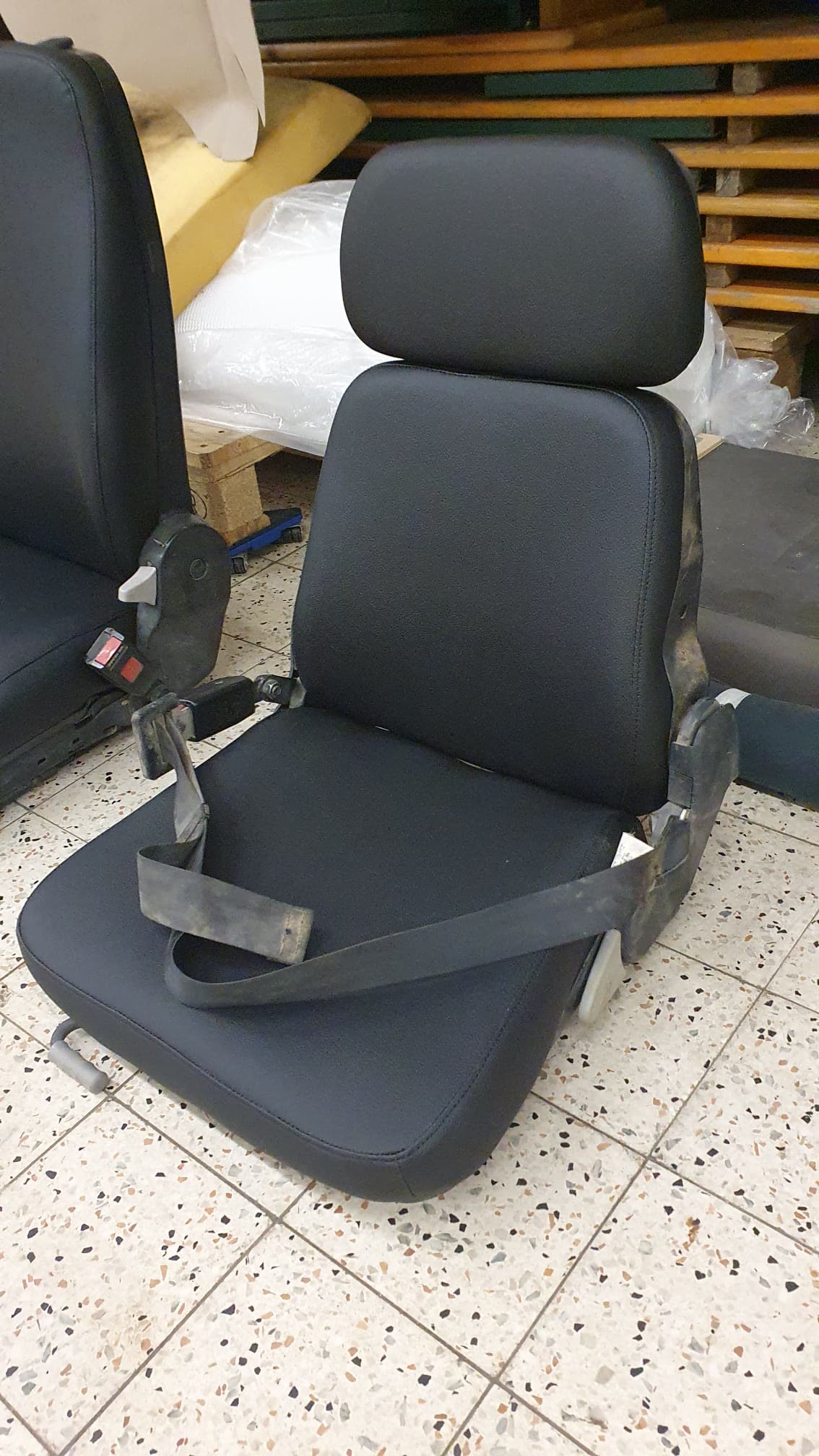 Schwarzer Traktorsitz mit Sicherheitsgurt