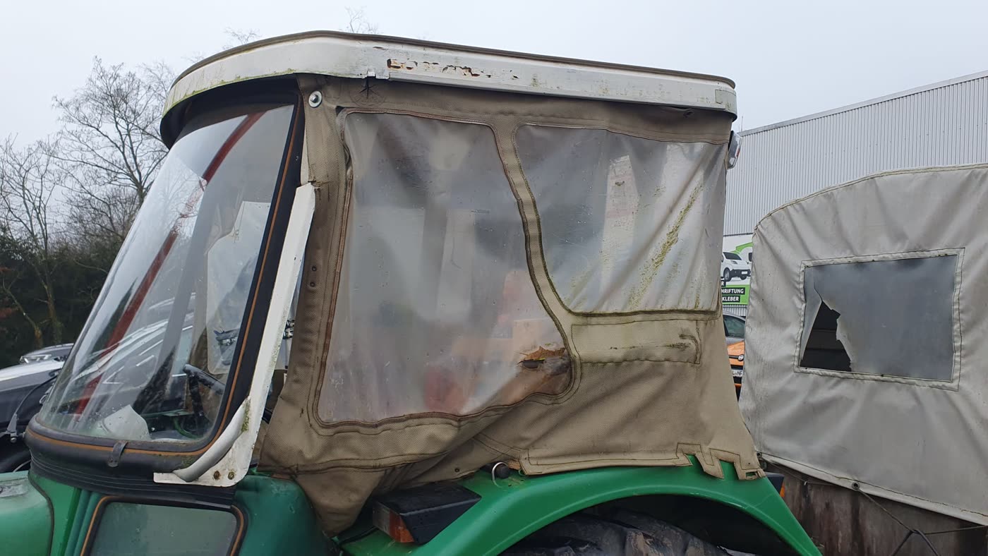 Vorher – Altes verwittertes Traktor-Verdeck mit Rissen